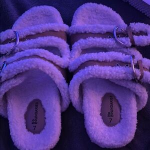 No Boundaries Kids' Cream Fuzzy Sandals
